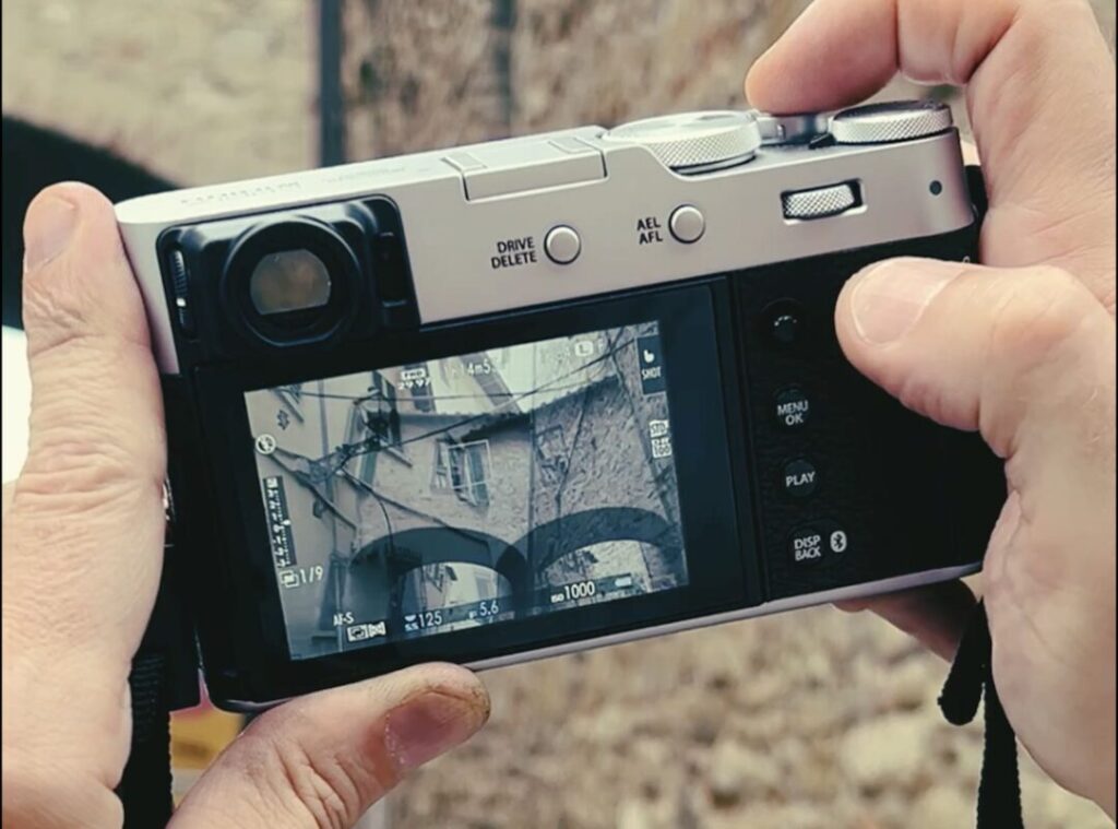 Camera screen showing a Florence alley in multiple exposure mode during a photo walk Florence at Fatacadabra