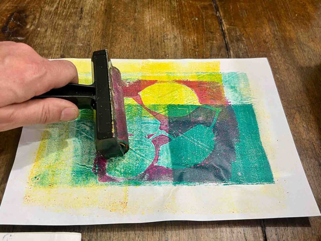 Completing a multicolor monoprint with a brayer at an art class for children Florence, Fatacadabra