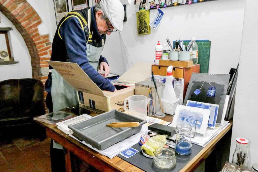 Leonardo Brogioni at work in Fatacadabra, guiding a Tuscany photography workshop with cyanotype prints and tools