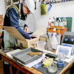 Leonardo Brogioni at work in Fatacadabra, guiding a Tuscany photography workshop with cyanotype prints and tools