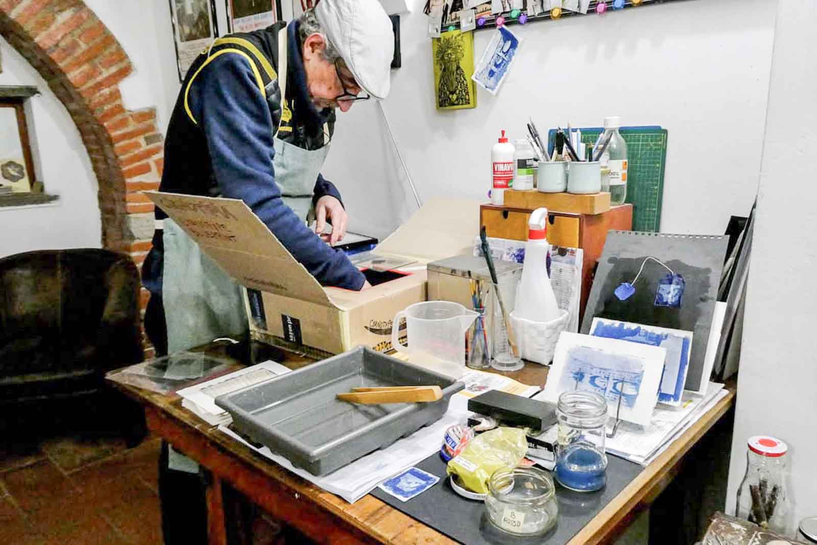 Leonardo Brogioni at work in Fatacadabra, guiding a Tuscany photography workshop with cyanotype prints and tools
